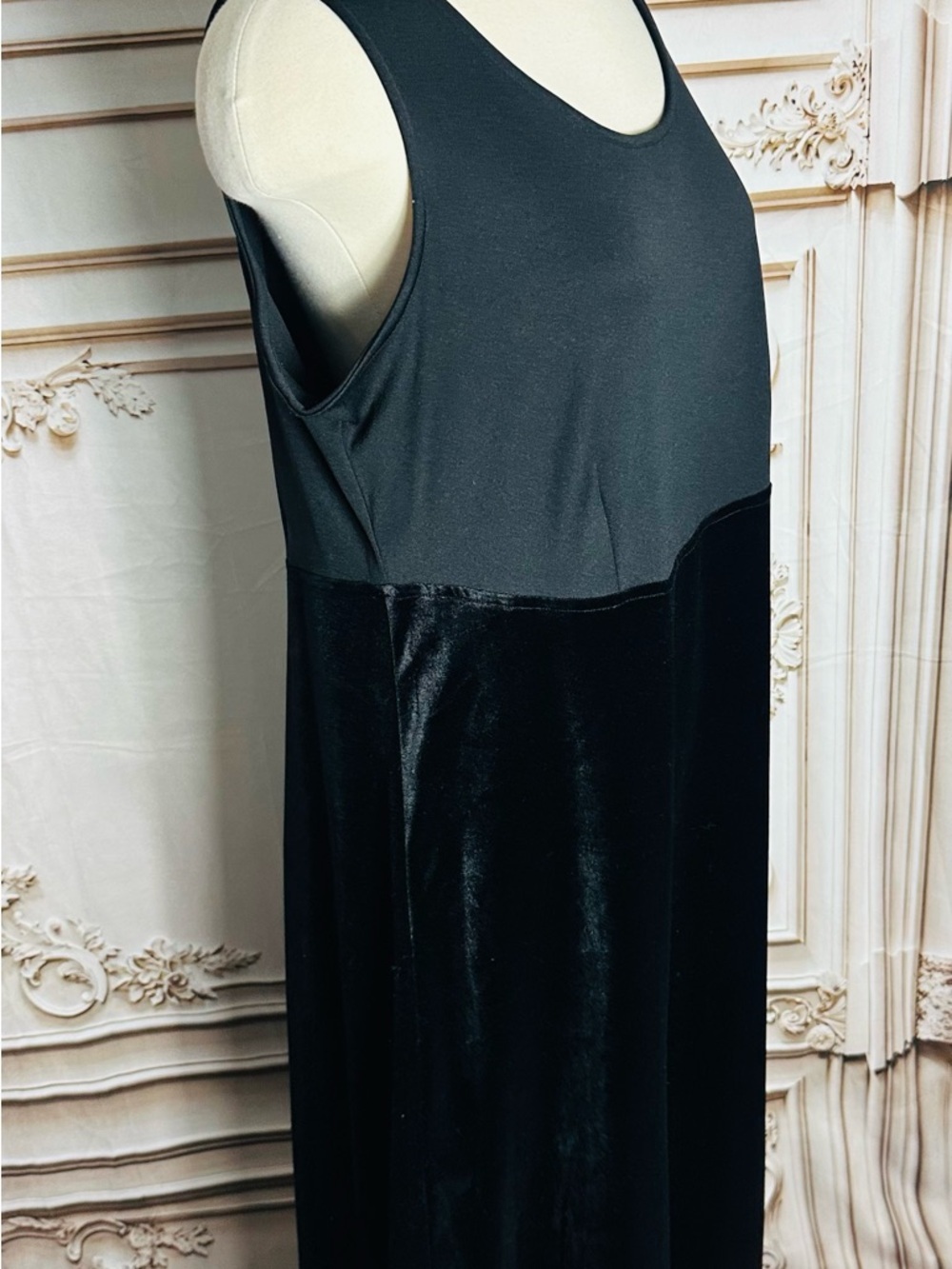 Black Sleeveless Velvet Maxi Dress - Women - Picture 7 of 8